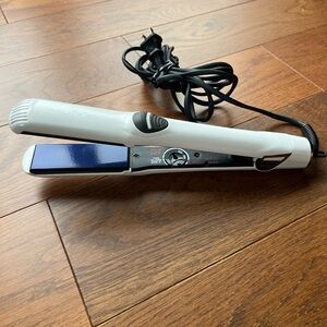 NuMe Megastar Straightener